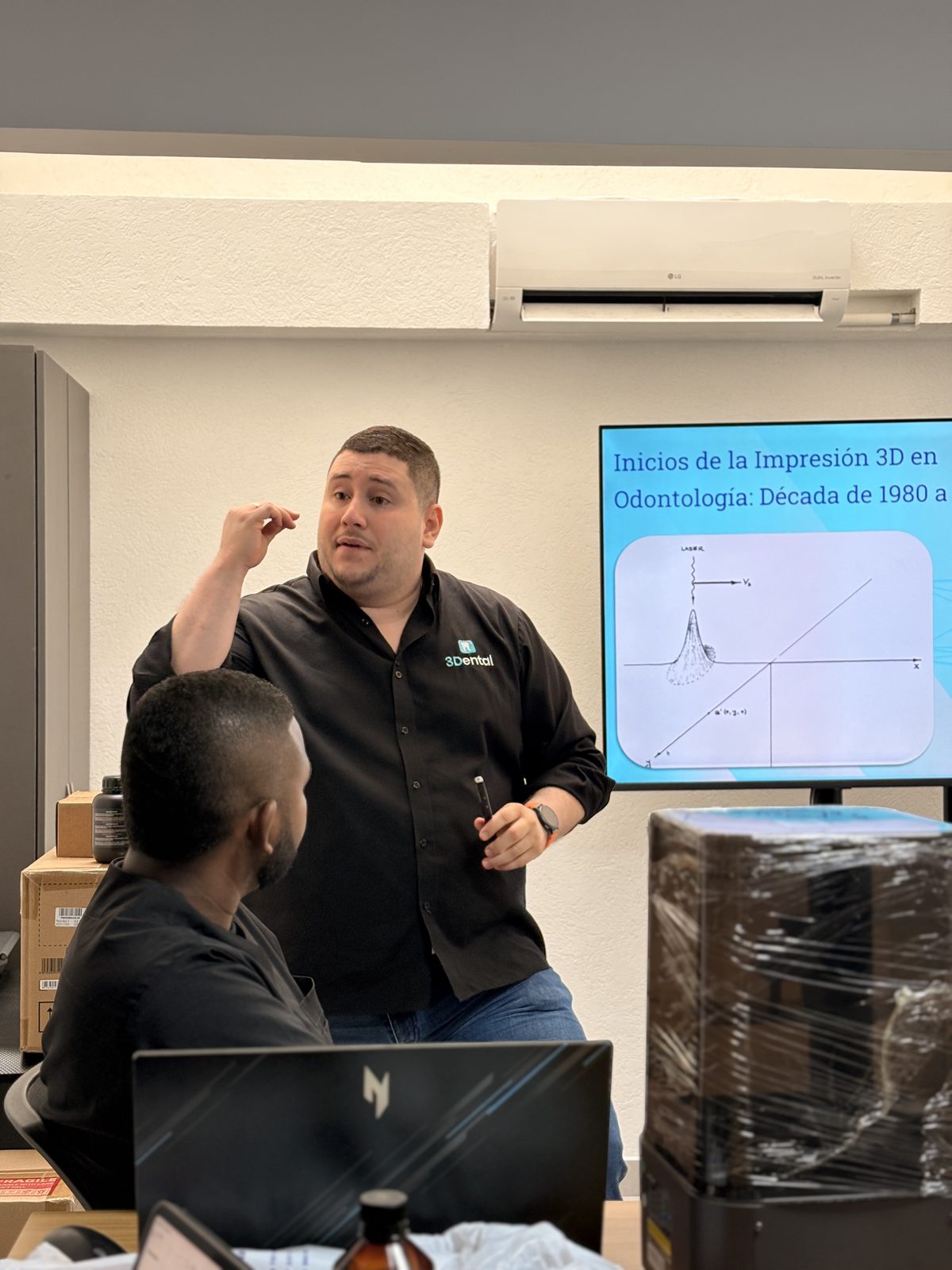 Instructor de 3Dental explicando los inicios de la impresión 3D en odontología