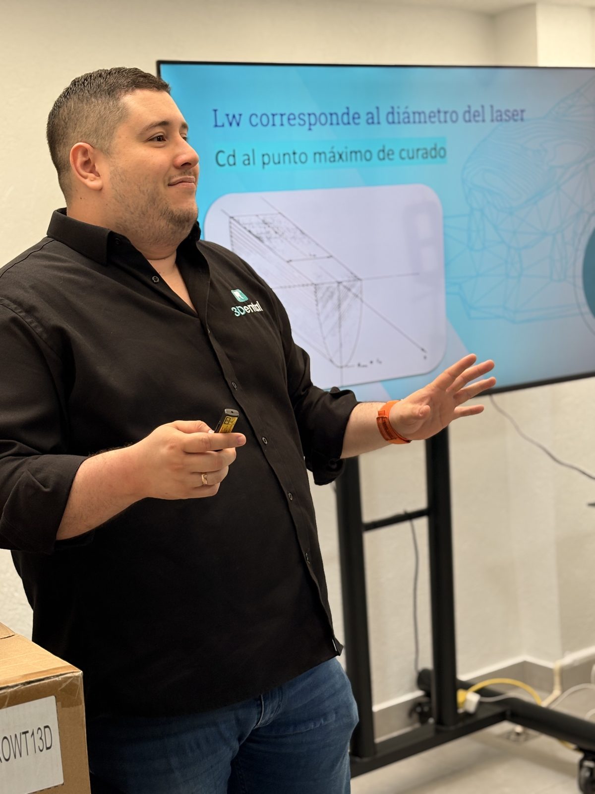 Instructor de 3Dental explicando los fundamentos técnicos del curado por láser