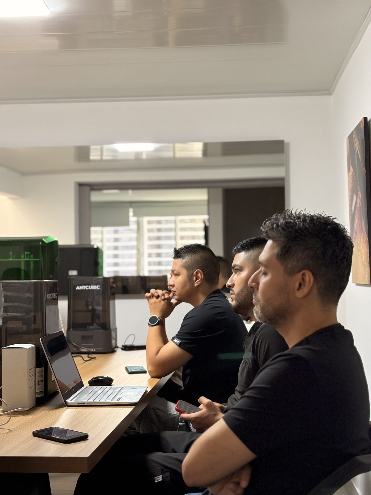 Participantes del curso atentos a la explicación práctica