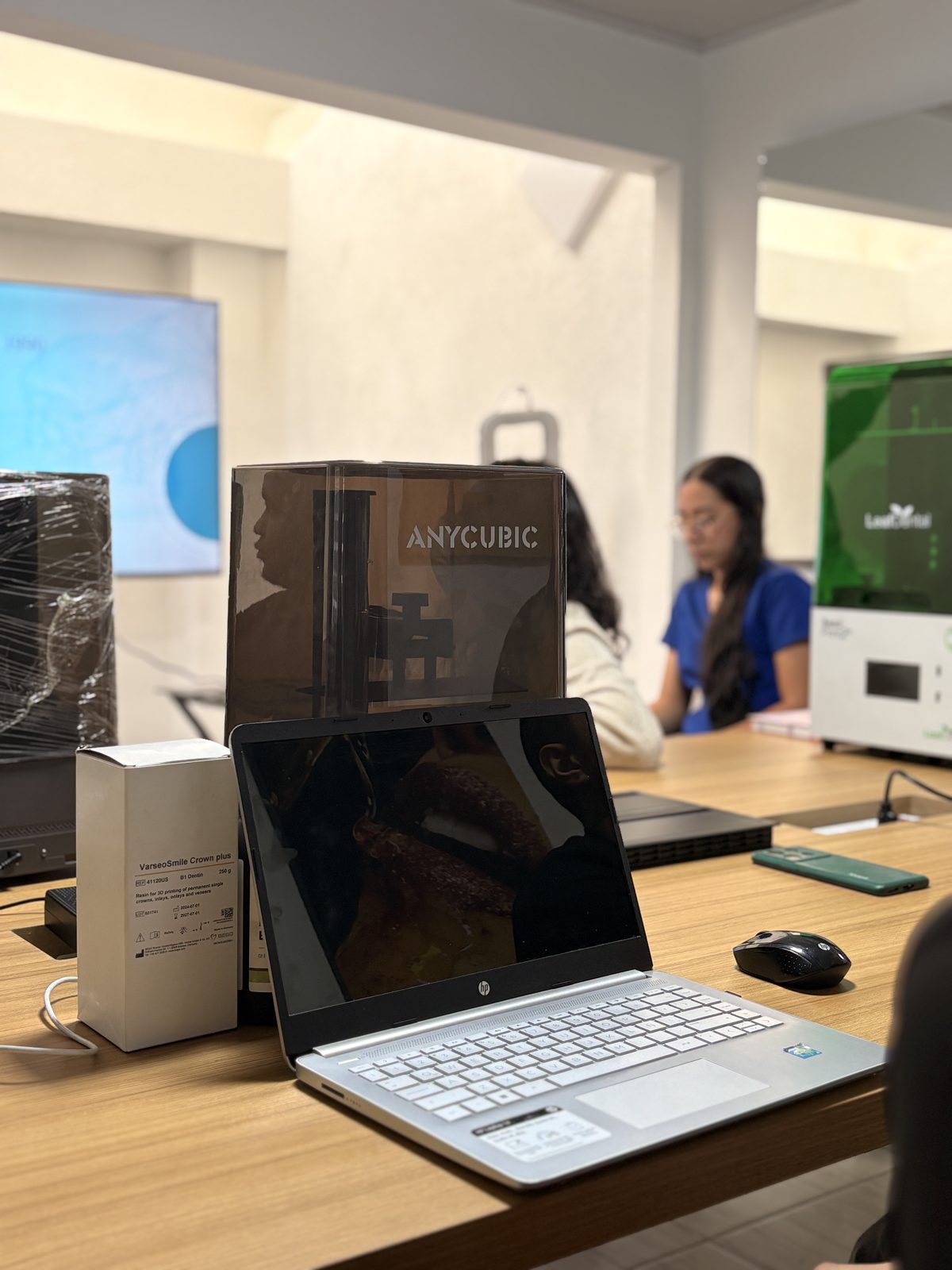 Resina dental y equipo de impresión 3D usados en el curso
