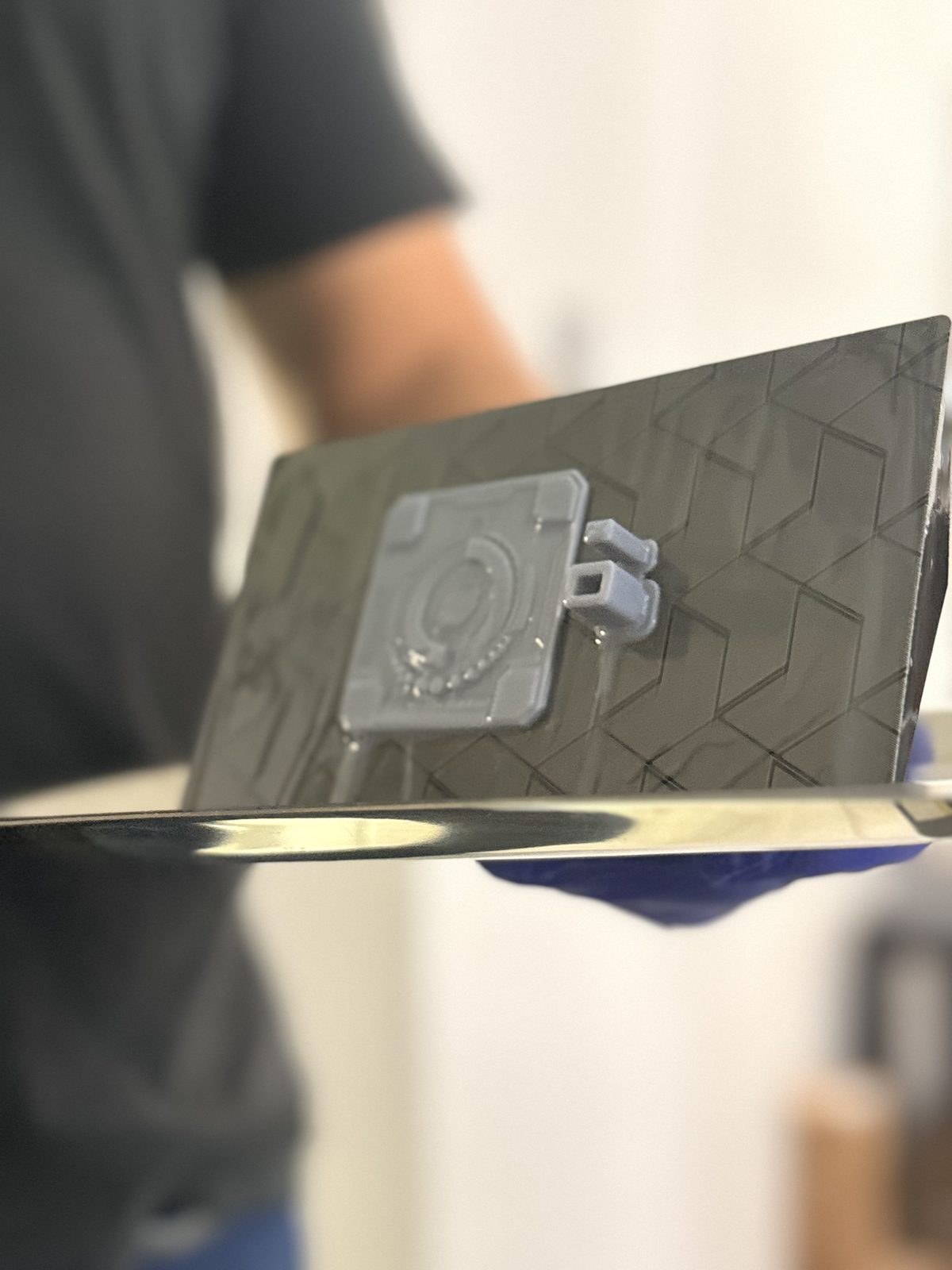 Pieza dental recién impresa en 3D, retirada de la plataforma