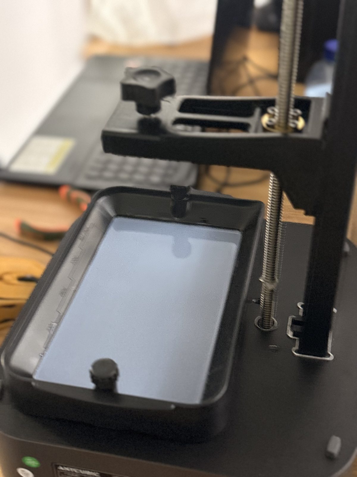 Detalle del mecanismo de una impresora 3D de resina